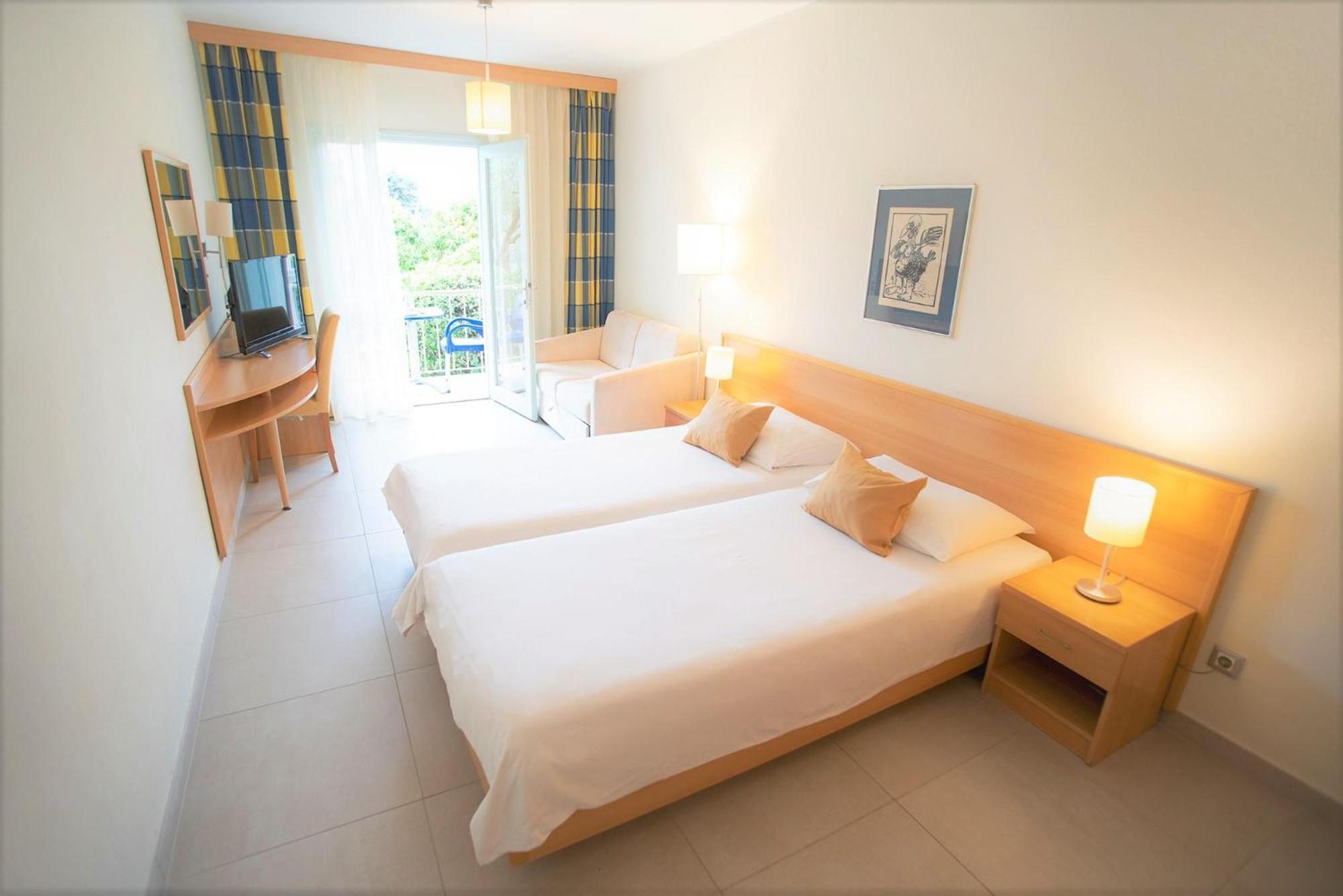Aminess Vival Casa Velaris Hotel Supetar Exterior photo